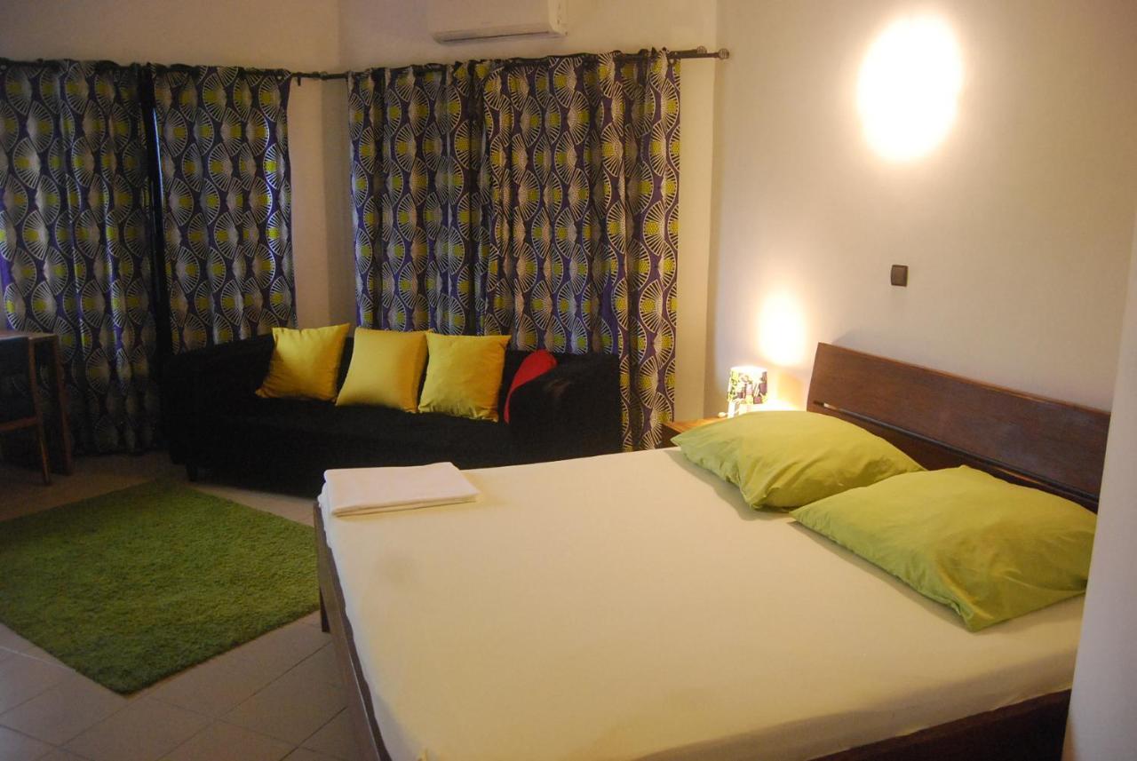 Karls Guesthouse Котону Екстериор снимка
