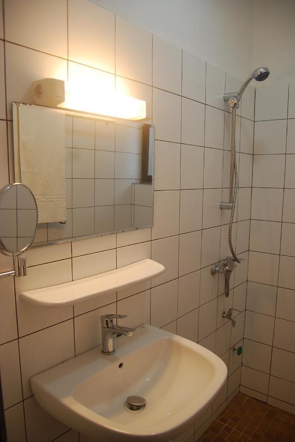 Karls Guesthouse Котону Екстериор снимка