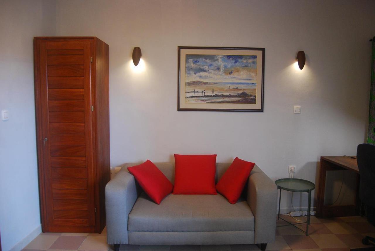 Karls Guesthouse Котону Екстериор снимка