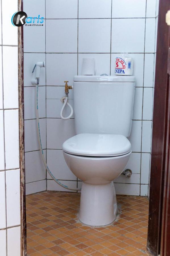 Karls Guesthouse Котону Екстериор снимка