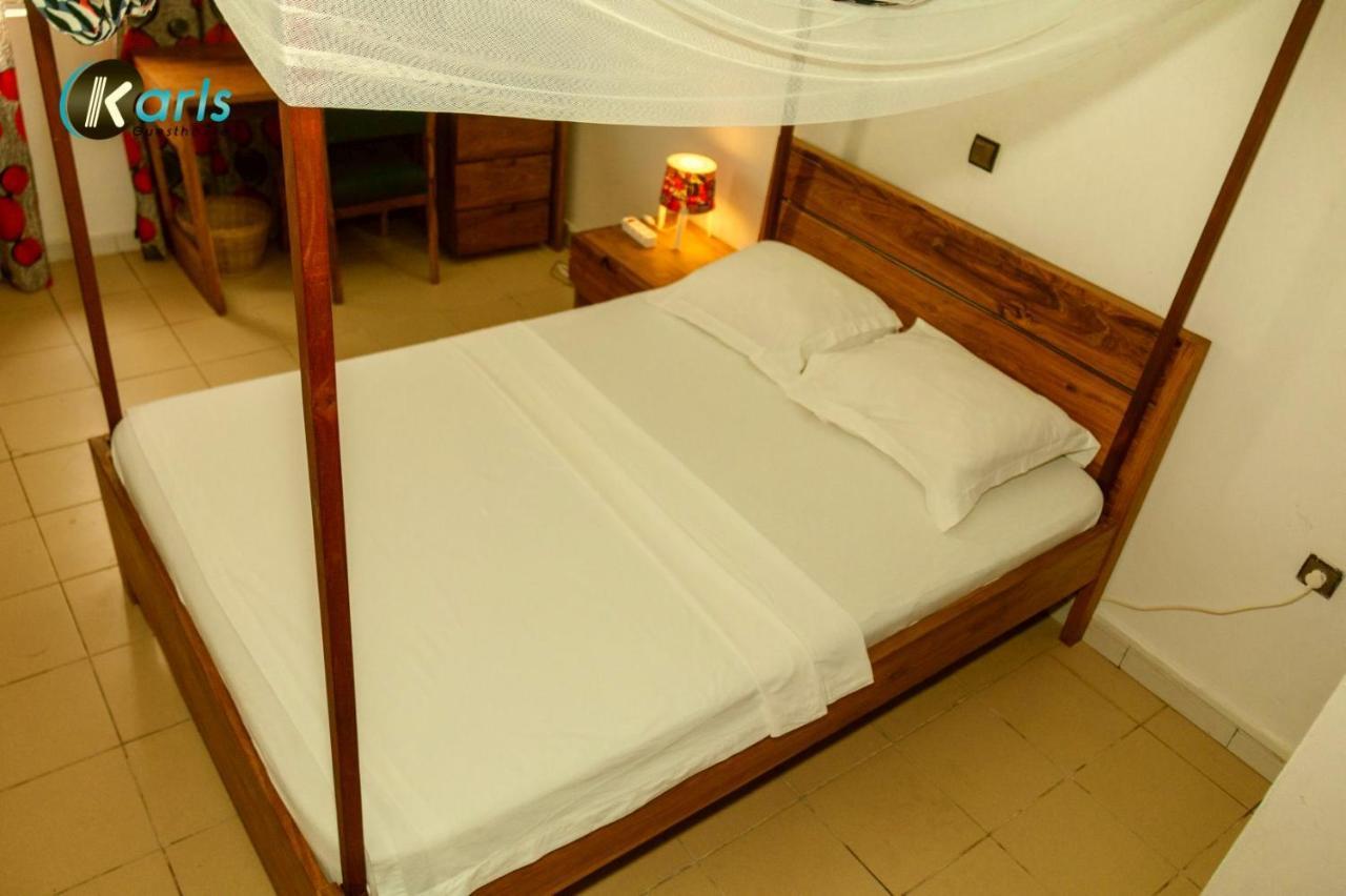 Karls Guesthouse Котону Екстериор снимка