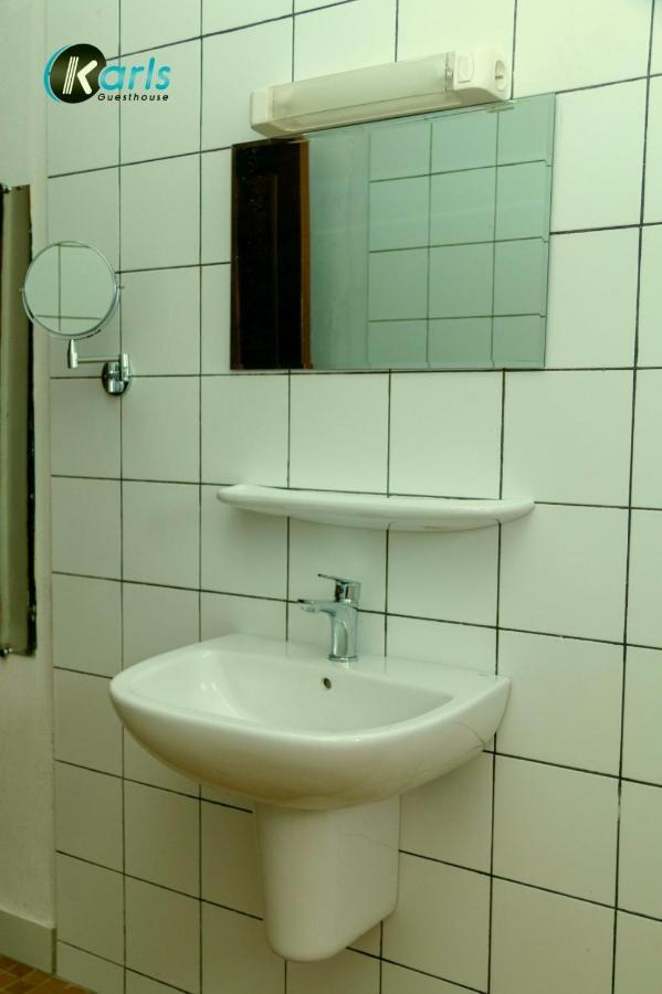 Karls Guesthouse Котону Екстериор снимка