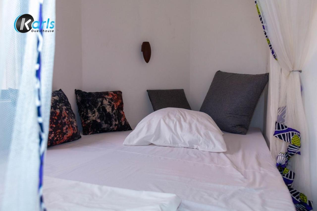 Karls Guesthouse Котону Екстериор снимка