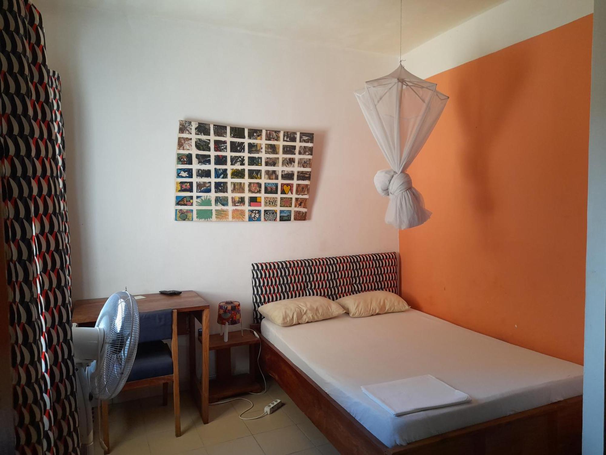 Karls Guesthouse Котону Стая снимка