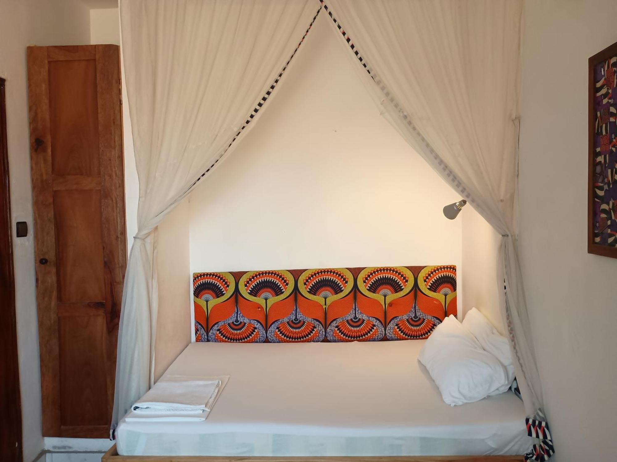 Karls Guesthouse Котону Екстериор снимка