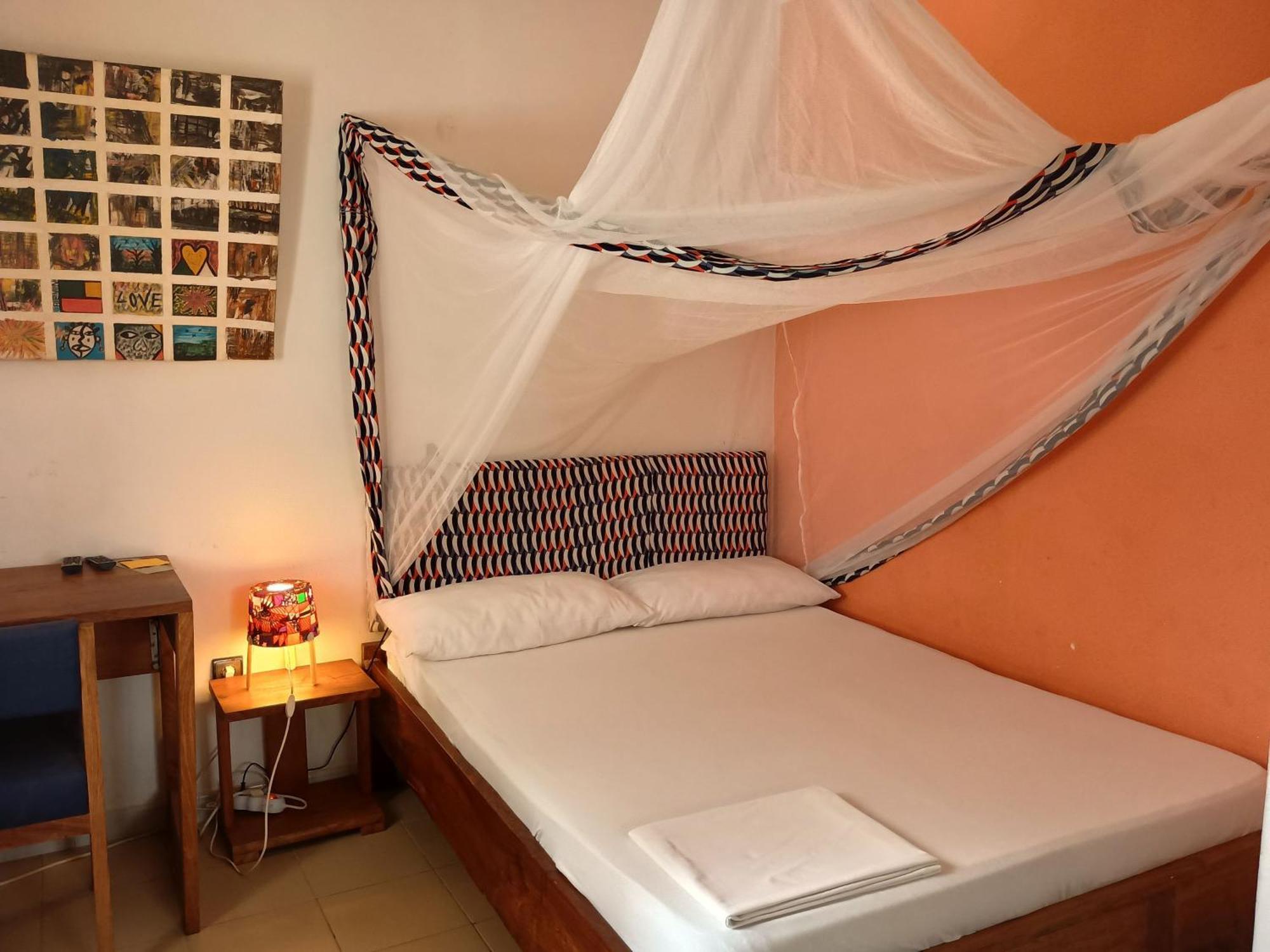 Karls Guesthouse Котону Екстериор снимка