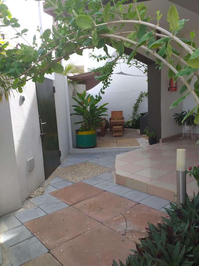 Karls Guesthouse Котону Екстериор снимка