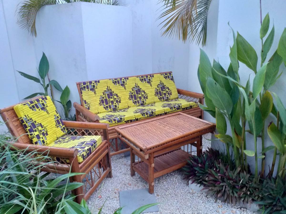 Karls Guesthouse Котону Екстериор снимка