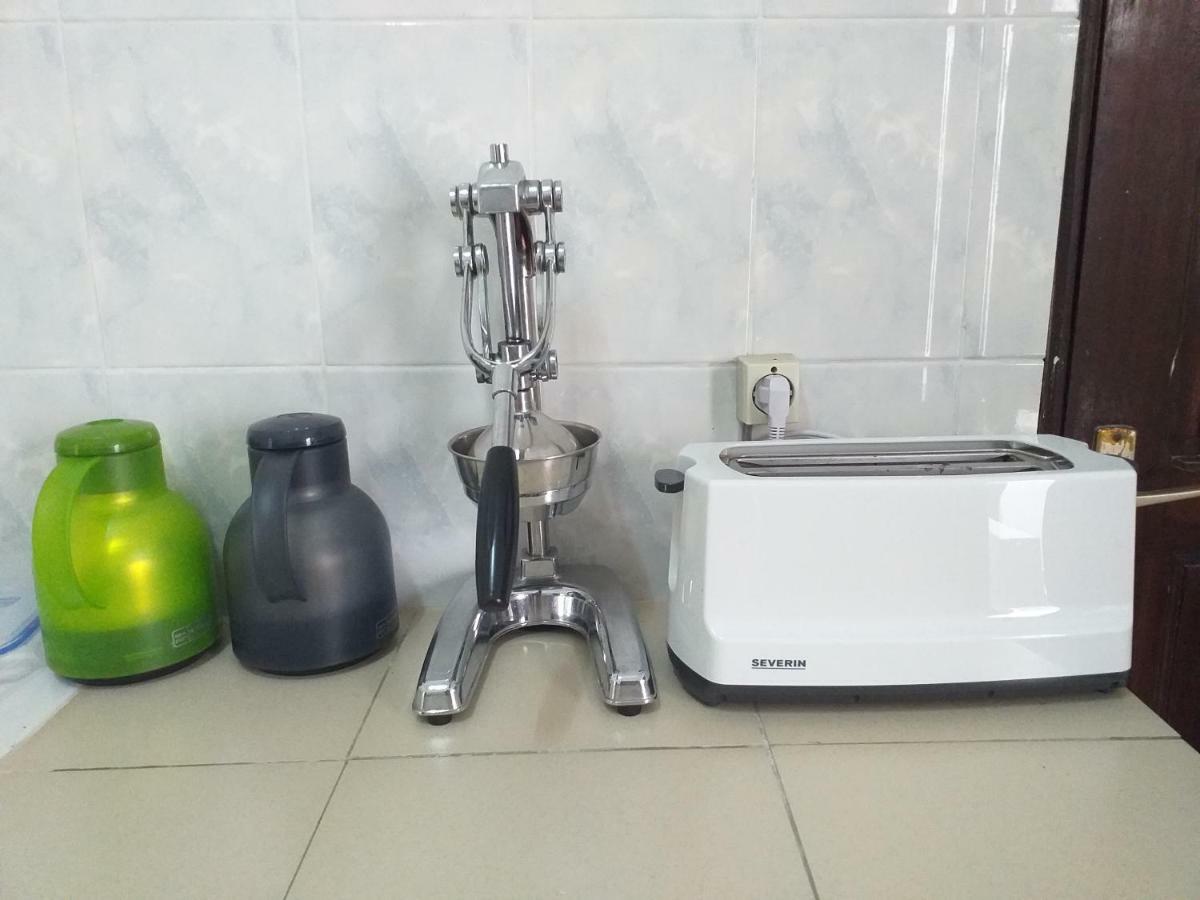 Karls Guesthouse Котону Екстериор снимка