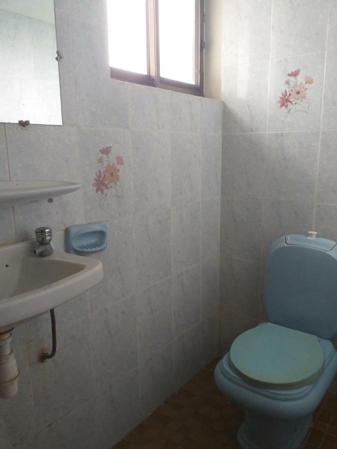 Karls Guesthouse Котону Екстериор снимка
